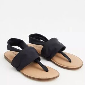 Torrid black fabric T-strap flat wider width sandals Sz 8WW